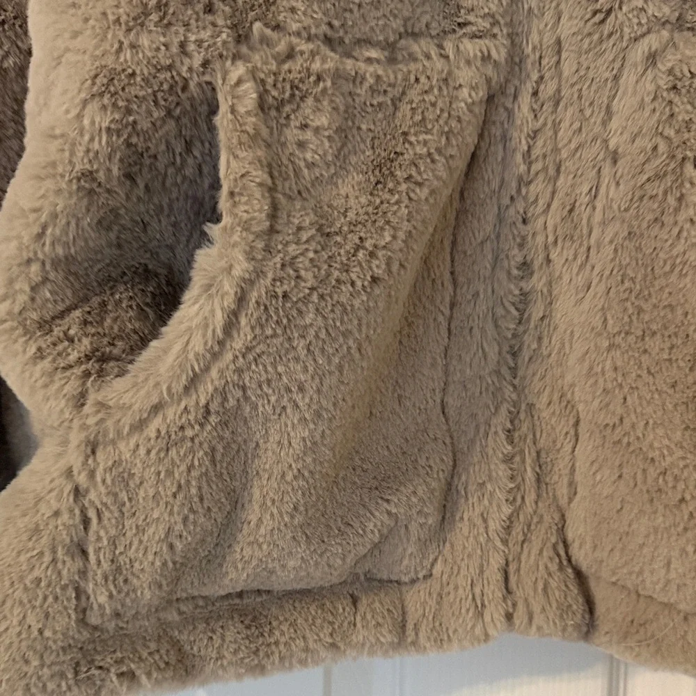 Vigoss Women's Faux Fur Hooded Jacket in Tan NWOT - Picture 4 of 7